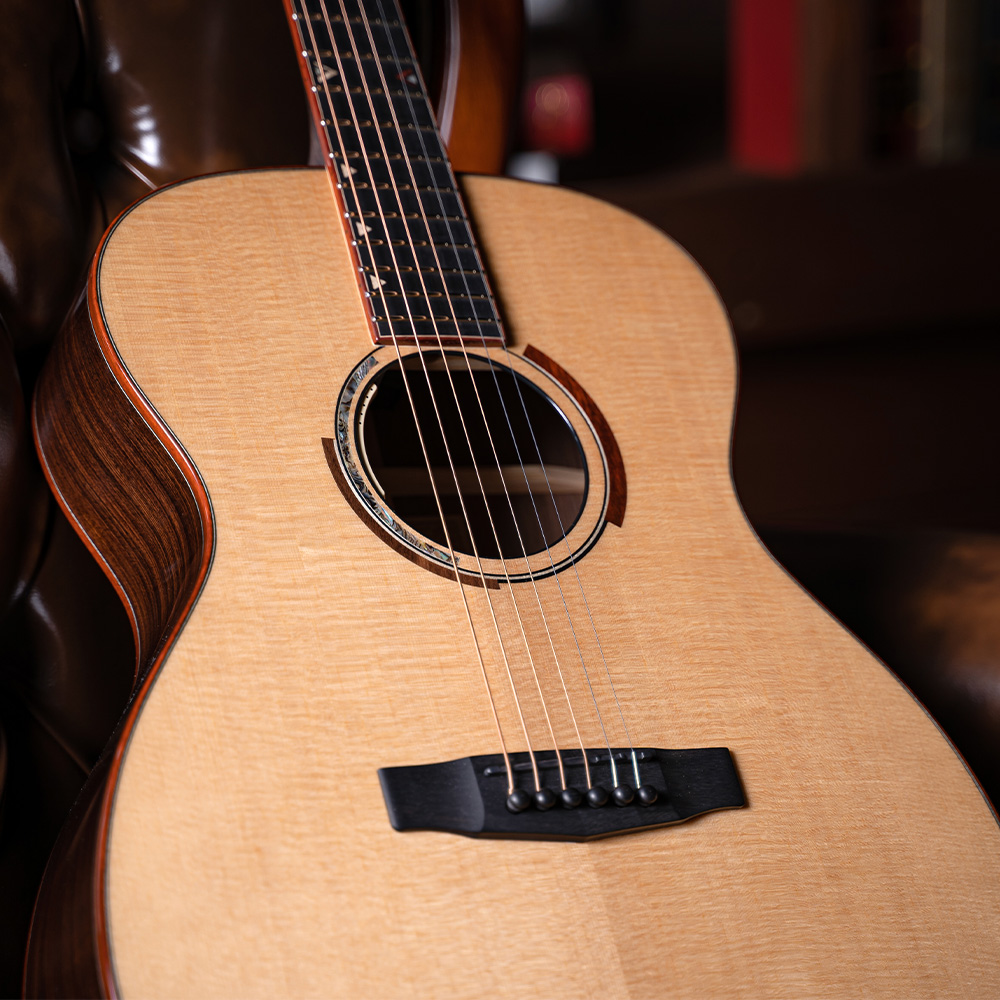 Guitarra acústica-eléctrica Cort Masterpiece Abstract Delta con cuerpo profundo OM