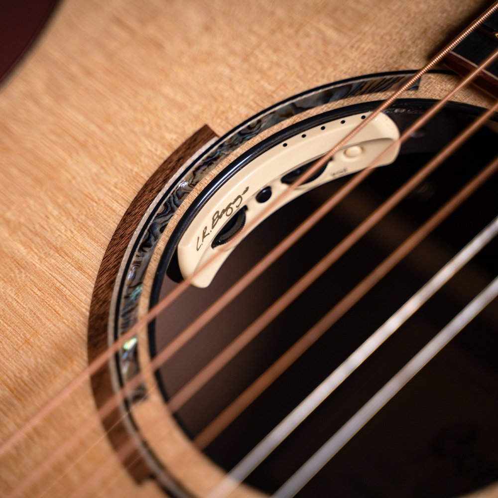 Pastilla electrónica LR Baggs Anthem en una guitarra acústico-eléctrica Cort Masterpiece Abstract Delta